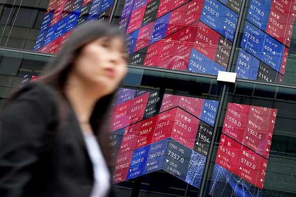 Asian stocks dip on AI fears and Middle East worries