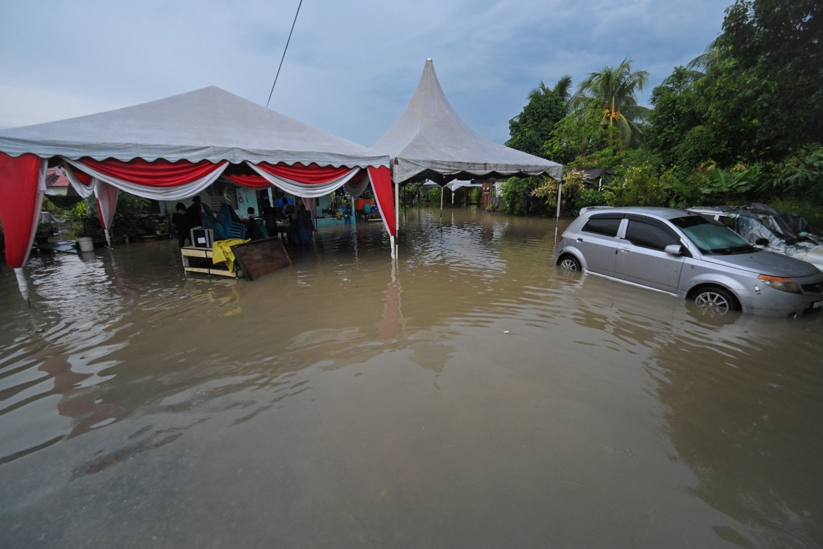 Perak floods force 348 from homes in Kampar and Larut