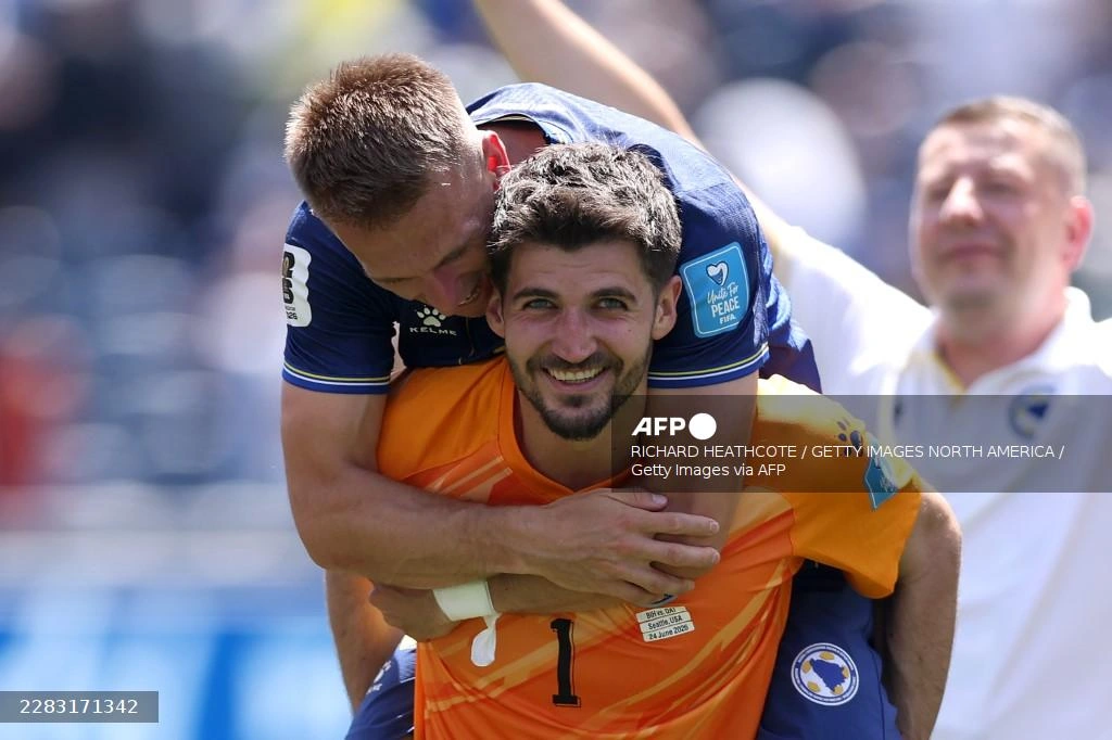 Bosnia close in on World Cup last 32 with Qatar win