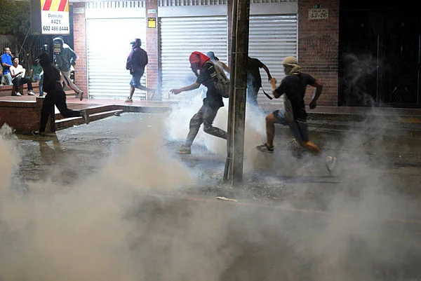 COLOMBIA-ELECTION-RUNOFF-VOTE-RESULTS-PROTEST Protesters burn US flags, clash with riot police after Colombia vote