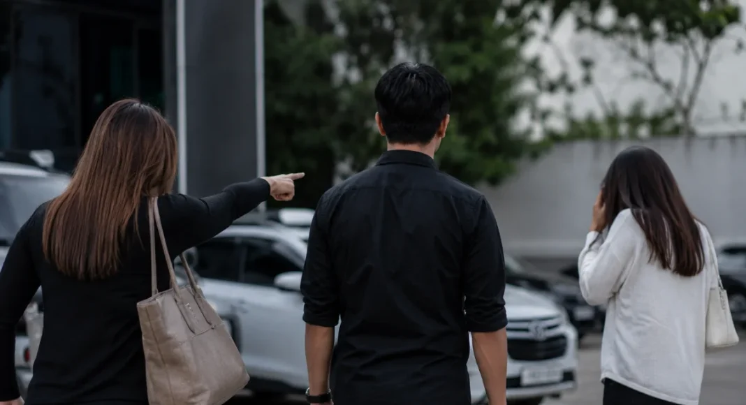‘Why is only one person being shamed?’ — Netizens call out wife for exposing only alleged affair partner