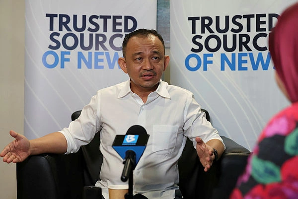 Dr Maszlee focuses on infrastructure and education in Puteri Wangsa campaign