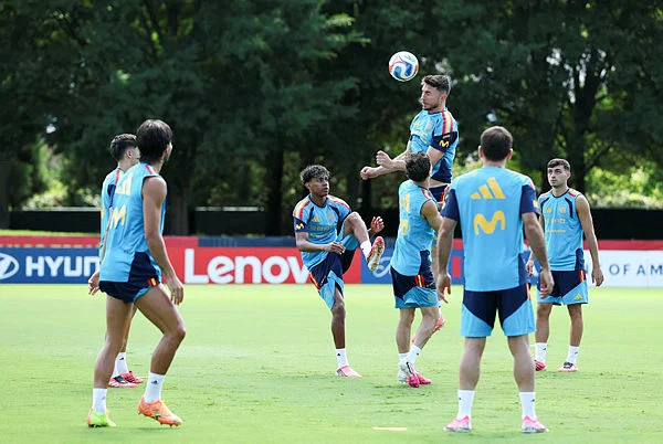 FOI-SOC-SPO-WCS-SPAIN-TRAINING-AND-MEDIA-AVAILABILITY-FIFA-WOR- 'Fired up' Spain ready to hit back, says De la Fuente
