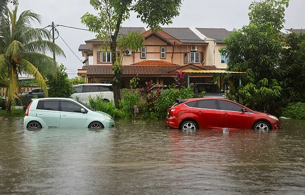 Flash floods hit Perak 69 evacuated to relief centre