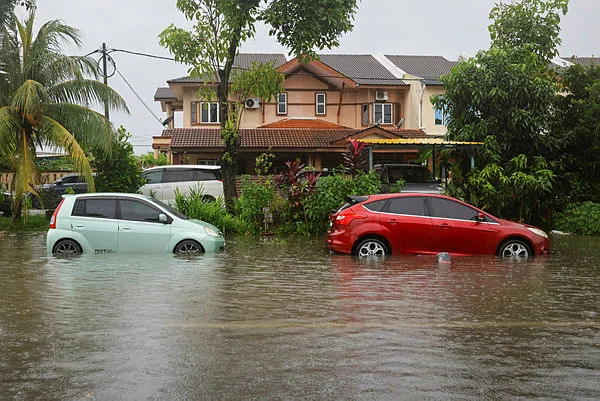 Flash floods hit Perak 69 evacuated to relief centre (1) Flash floods hit Perak 69 evacuated to relief centre