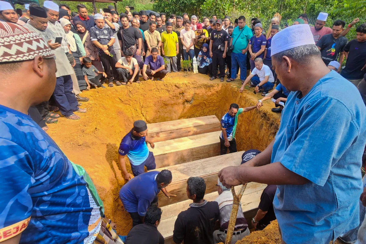 Four family members killed in Johor crash laid to rest Four family members killed in Johor crash laid to rest