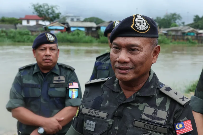 GOF arrests three men, seizes 600 rubber logs in Kelantan
