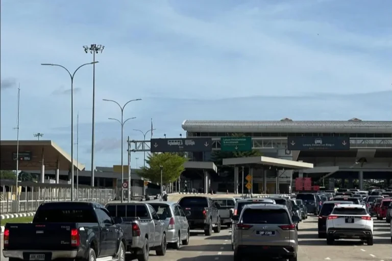 Thousands of Malaysians continue to visit southern Thailand despite safety warnings