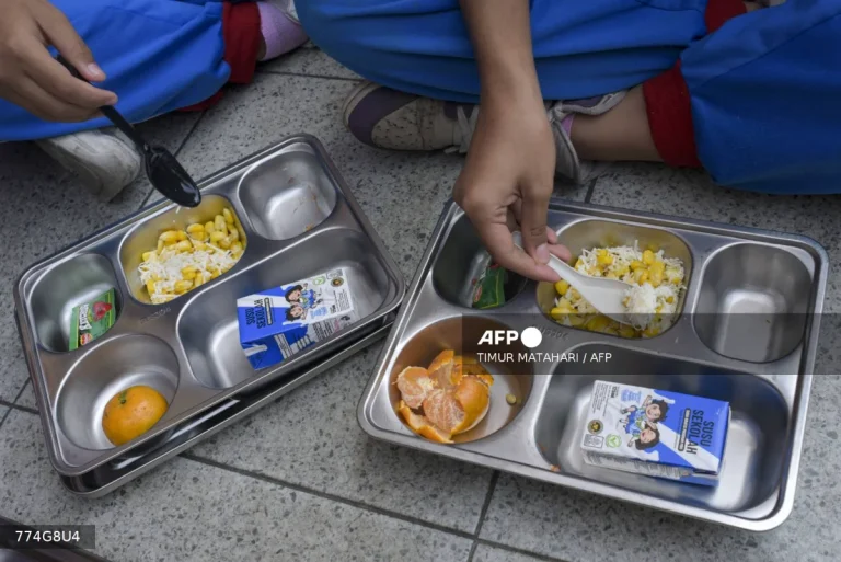 Indonesia halts free meals during holidays