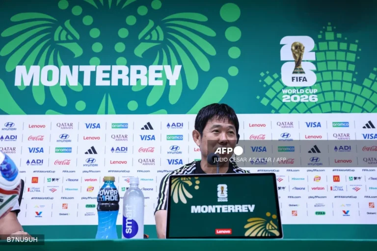 Japan fans' cleaning habit praised, but with a twist