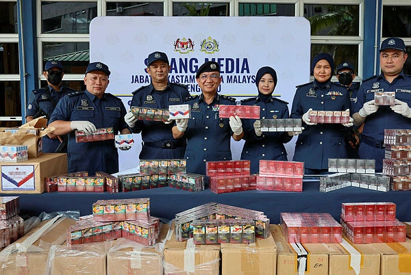 JKDM seizes white cigarettes and kretek worth over RM800,000 in four raids