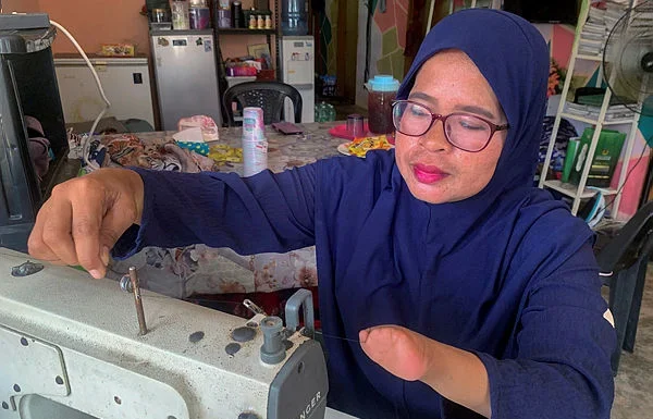 Seamstress born without fingers sews a life of independence