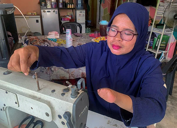 Seamstress born without fingers sews a life of independence