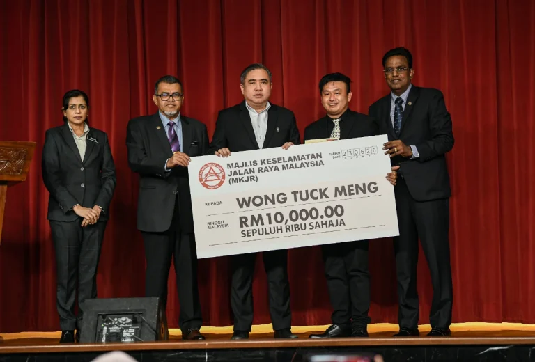 Lorry driver who saved 21 passengers near Menora Tunnel receives award