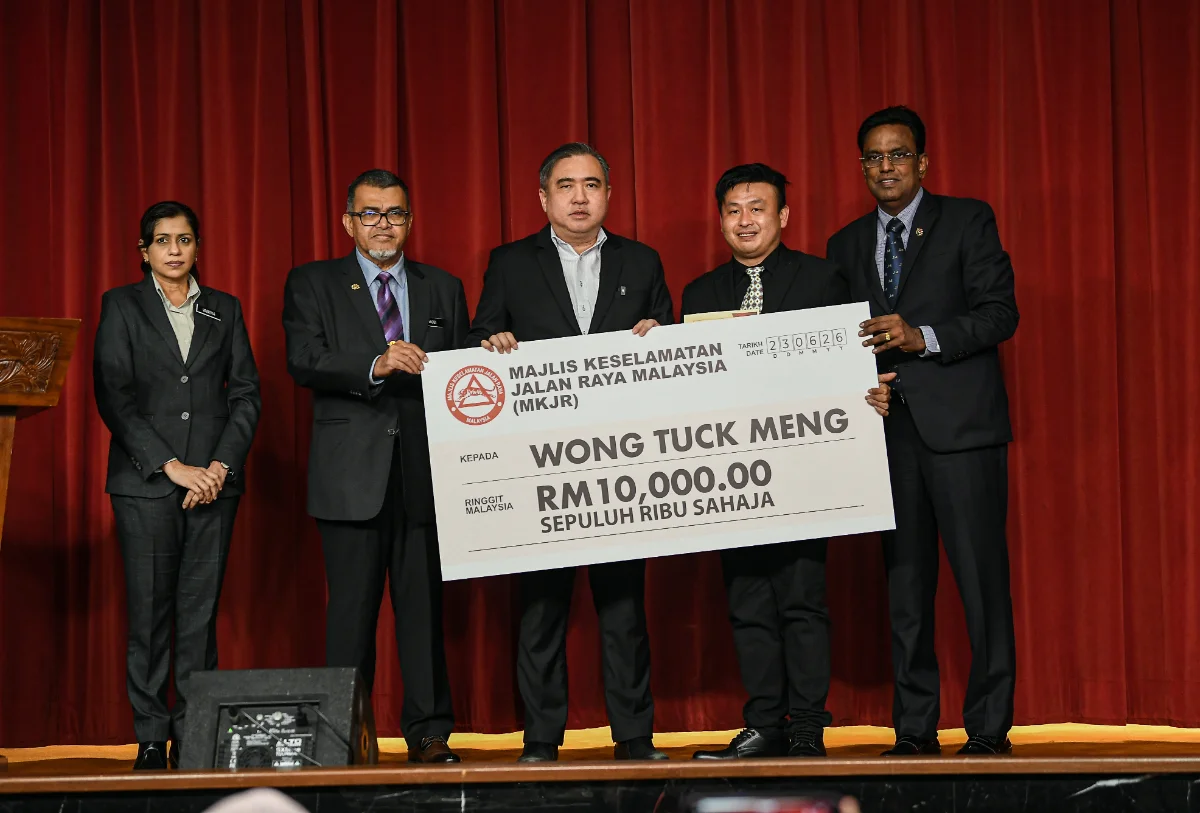 Lorry driver who saved 21 passengers near Menora Tunnel receives award Lorry driver who saved 21 passengers near Menora Tunnel receives award