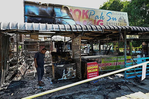Keropok trader loses around RM500000 in early morning fire Keropok trader loses around RM500,000 in early morning fire