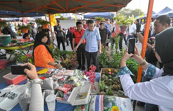 RM9.8 billion microfinancing for small traders launched