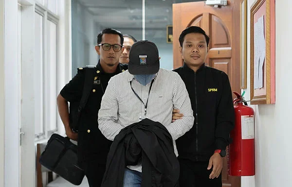 Civil servant claims trial to 32 bribery charges totalling RM156,336