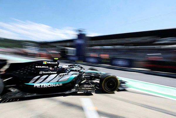 Mercedes dominates Austrian GP practice session