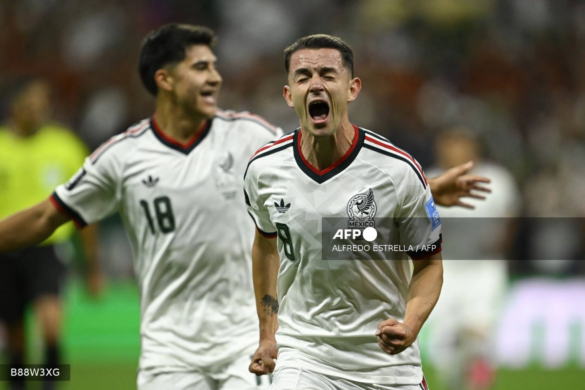 Mexico secure top spot in World Cup Group A with a dominant 3-0 win over the Czech Republic at the Estadio Azteca.