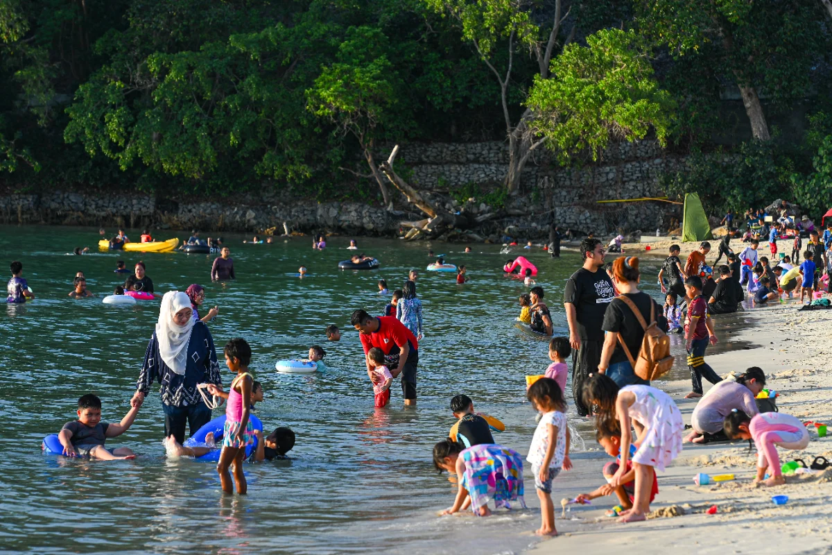 Blue Lagoon's beauty draws crowds to Port Dickson Blue Lagoon's beauty draws crowds to Port Dickson