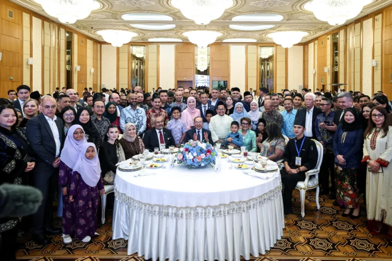 PM Anwar meets Malaysian diaspora in Ashgabat
