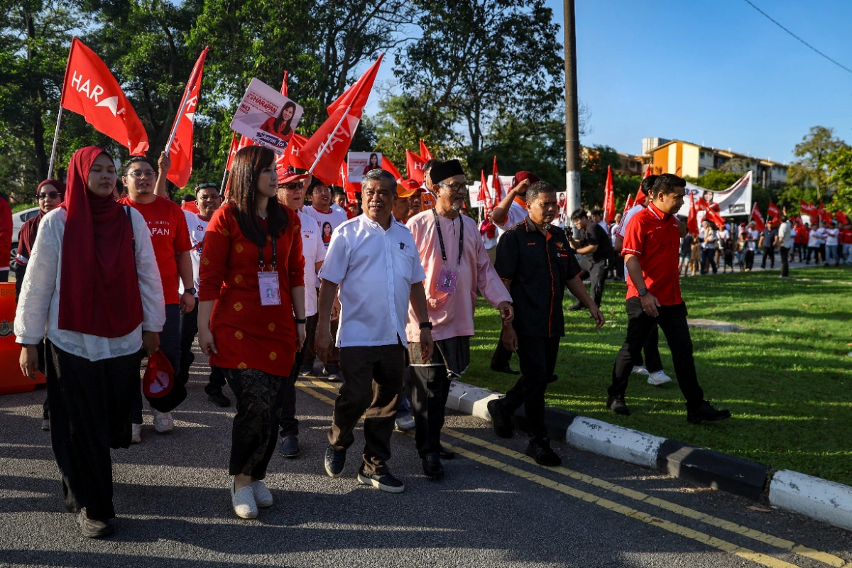 Johor polls: PH-BN clash won't affect unity government, says Mohamad Sabu He said that since the dissolution of the Johor State Legislative Assembly, relations and duties, particularly those involving Cabinet ministers from both parties, have continued smoothly. The Amanah president said that although both sides have their own strategies and calculations at the state level to win the election, this does not affect stability at the federal level. “Yes, it does not disrupt. For example, in Cabinet meetings, everything runs smoothly. Our interactions are also fine. If there are good matters, we support each other; we also advise one another. Everything is fine. “Here (in Johor) we are contesting (against BN), but at the federal level, no. That is Malaysian politics at the moment — it is a bit unusual. We hope after the election we can find the best way forward because now we are competing in the daytime but friends at night,” he told reporters here today. Mohamad Sabu was met after accompanying the PH candidate for the Permas seat, Sharon Teo, to the nomination centre for the Johor state election at Dewan Muafakat, Taman Mawar here. Teo is in a four-cornered fight against Perikatan Nasional candidate T. Vela, Dr Zamil Najwah of Parti Bersama Malaysia (Bersama) and the incumbent Baharudin Mohamed Taib (BN). Commenting on a statement by Amanah Pasir Gudang calling for a boycott of Teo’s candidacy and campaign in Permas, Mohamad Sabu said the party’s campaign machinery to secure victory for their candidate is proceeding as normal. “No problem. It’s normal that in any party, when a decision is made, there will be some individuals who disagree. There is no boycott. In fact, today I am happy to see many supporters marching together to send our candidate to the nomination centre,” he said. The Johor State Legislative Assembly, which has 56 seats, was dissolved on June 1, with the Election Commission (EC) setting July 7 for early voting and July 11 as polling day. According to EC statistics, the election involves 2,727,926 registered voters, comprising 2,703,175 ordinary voters, 12,041 military personnel and spouses, and 12,710 police personnel and spouses. For the latest updates on the 16th Johor state election, visit https://prn.bernama.com/johor/