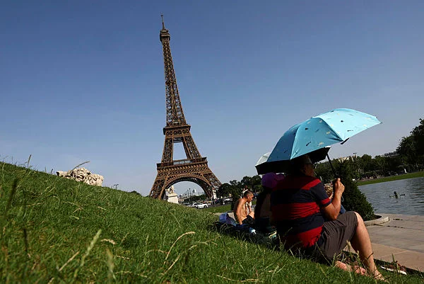 Paris heatwave forces early closures at Eiffel Tower and Louvre Paris heatwave forces early closures at Eiffel Tower and Louvre