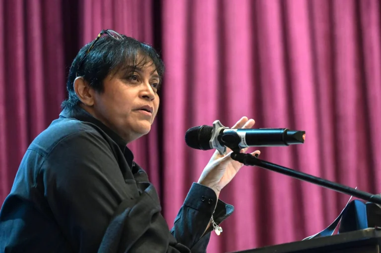 Pick reps who prioritise service, says Azalina