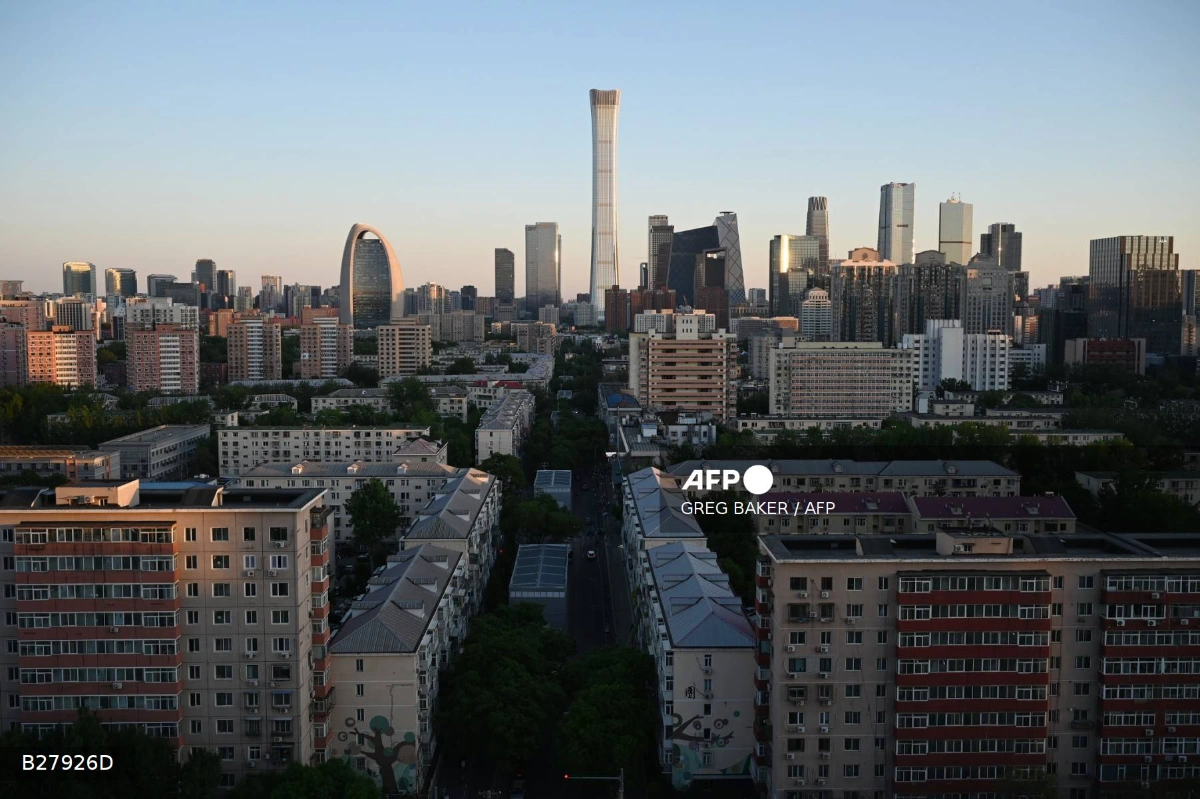 Pilot killed in small plane crash into Beijing skyscraper