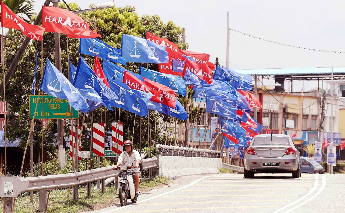 SB310319SddT036 Police and agency members ensure smooth and orderly state election process in Negeri Sembilan