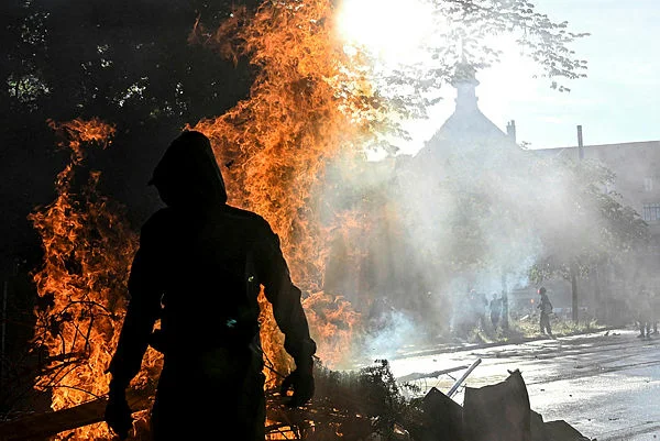 SWITZERLAND-FRANCE-G7-POLITICS-DIPLOMACY-DEMO-183545t6a2ee677m600x3d8abe0e G7 protest turns from carnival to violent stand-off