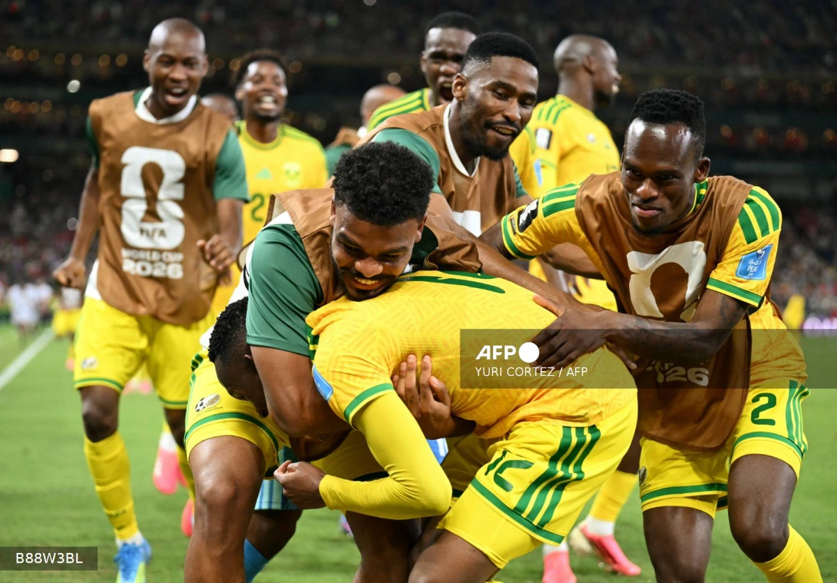 South Africa beat South Korea 1-0 to reach World Cup knockout rounds
