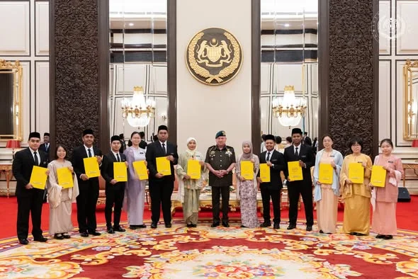 Sultan Ibrahim (1) King presents 2026 scholarships to 14 recipients