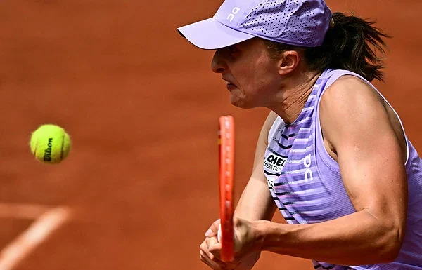 Swiatek exits French Open, Zverev eases into quarters