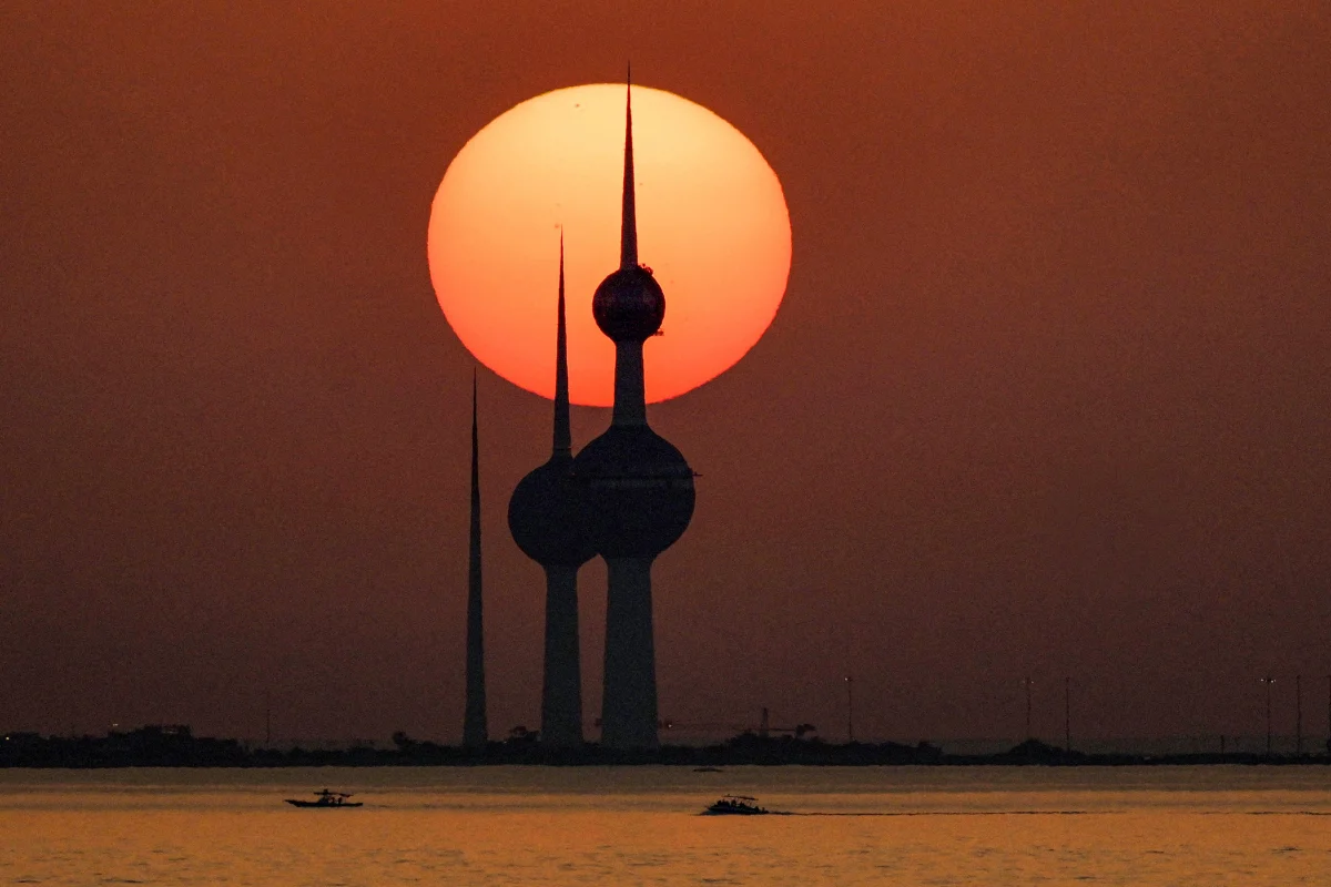 TOPSHOTS-TOPSHOT-KUWAIT-TOURISM-ASTRONOMY-SUN-072937 Kuwait reopens airspace after Iranian attacks: civil aviation body