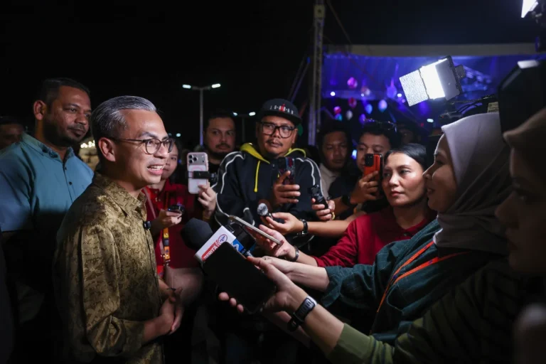 The government's initiative to broadcast the 2026 FIFA World Cup via RTM and Unifi TV has been well received, helping to cut costs for restaurant operators and the public, says Fahmi.