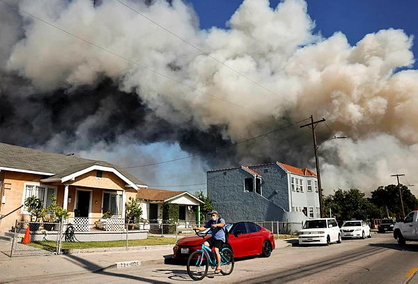 US-NEWSOM-DECLARES-STATE-OF-EMERGENCY-FOR-LA-WAREHOUSE-FIRE Los Angeles under state of emergency due to warehouse fire