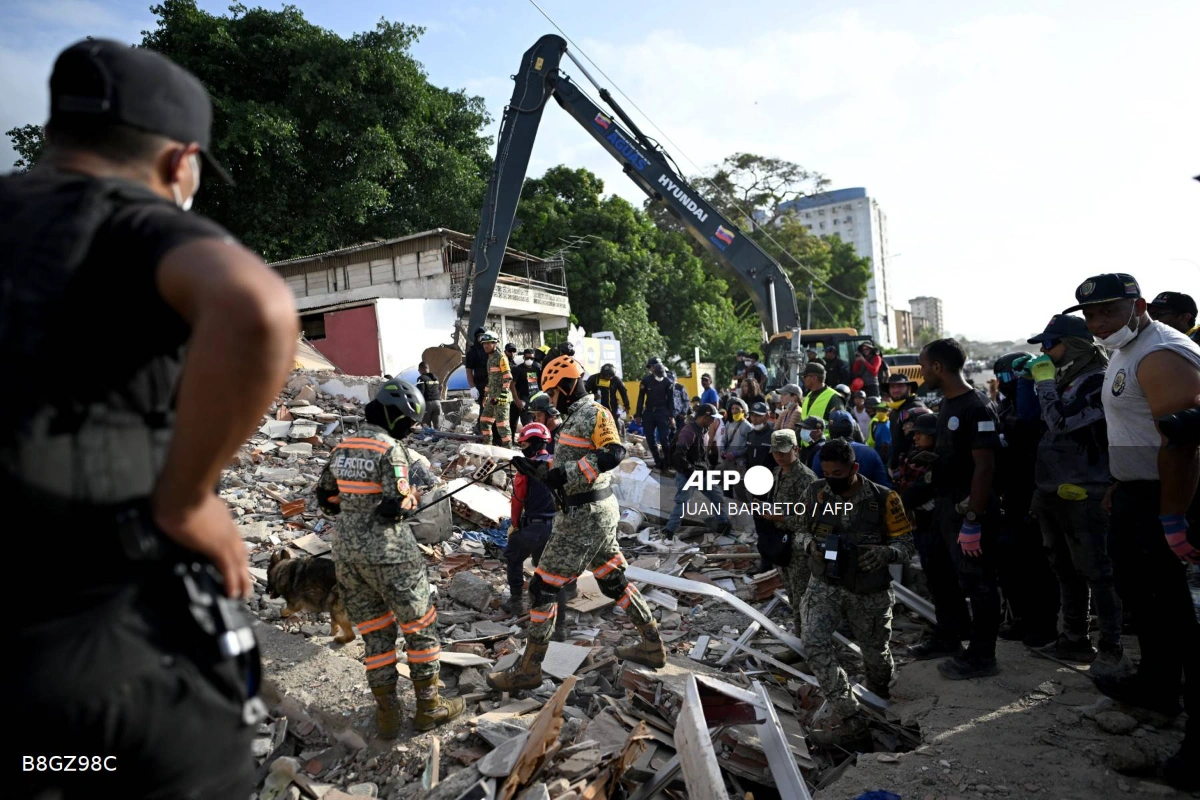Venezuela quakes kill 920, thousands missing in disaster