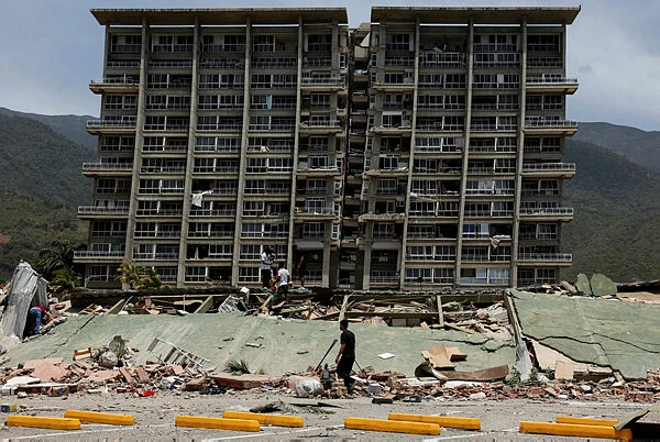 Venezuelan mother digs for son after deadly earthquake