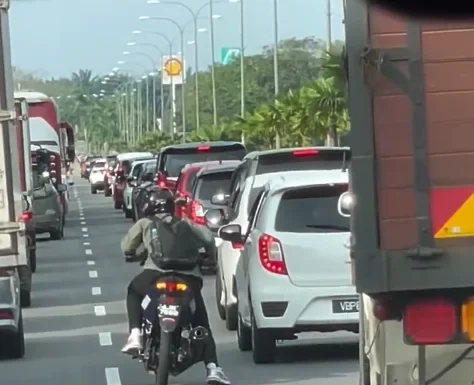 Young motorcyclist hailed as hero after escorting ambulance through Kuantan traffic jam