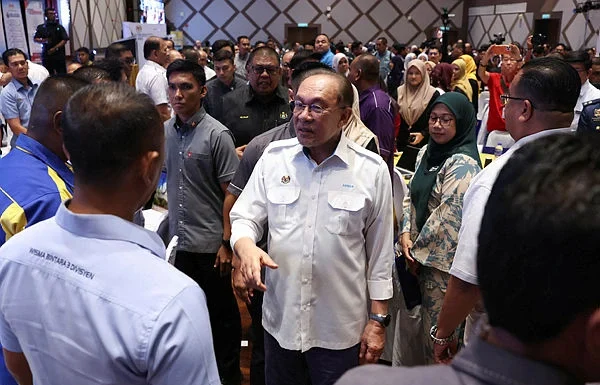 PM Anwar hails civil service as Malaysia rises in competitiveness index