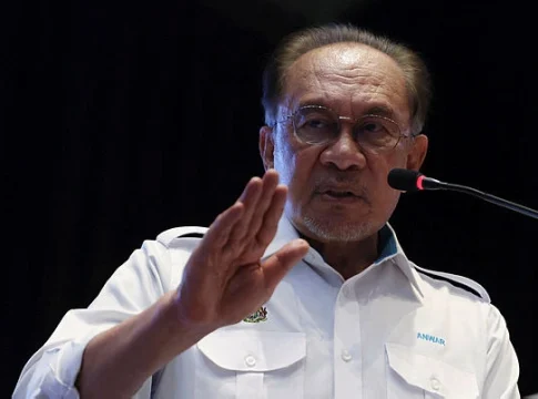 Anwar reminds parties not to involve royal institutions in political disputes