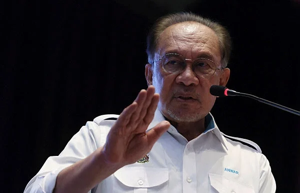 Anwar reminds parties not to involve royal institutions in political disputes