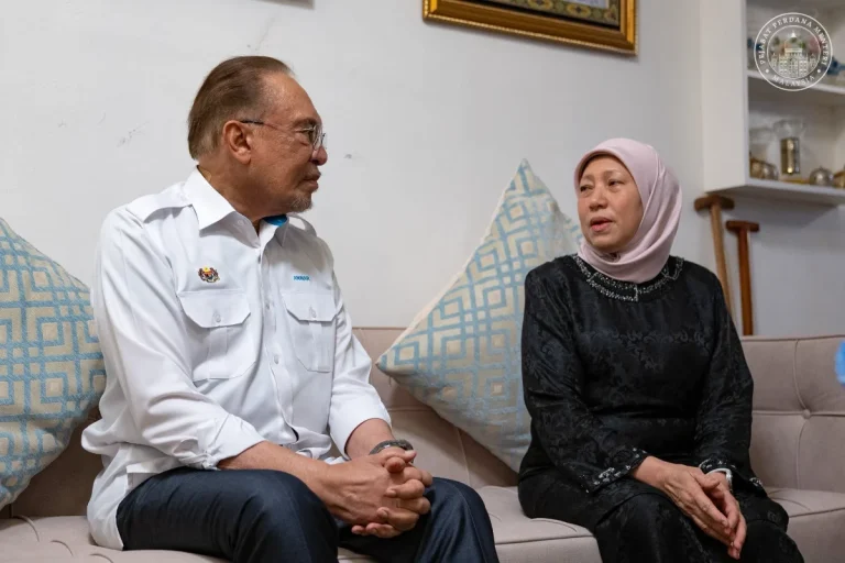 Anwar visits Nancy Shukri to offer condolences