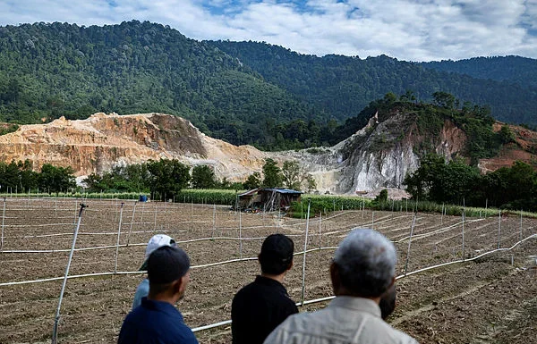Residents claim mineral extraction damaged homes