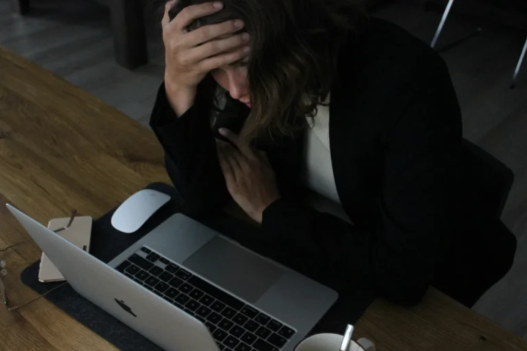 Internship culture under scrutiny as graduate highlights unpaid overtime expectations in workplace