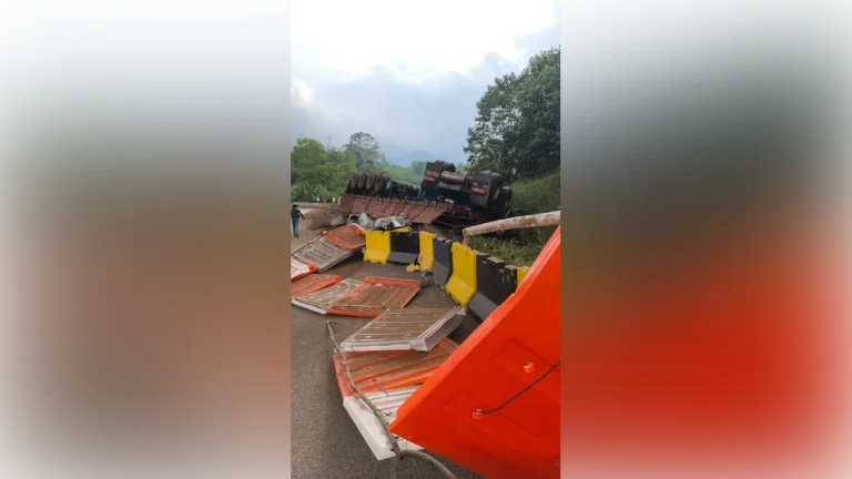 Trailer driver in fatal Karak crash has 15 summonses