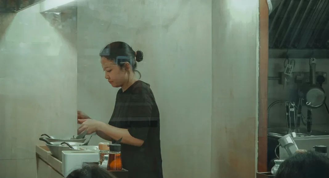 Workers share distress over being left alone during busy retail and F&B shifts