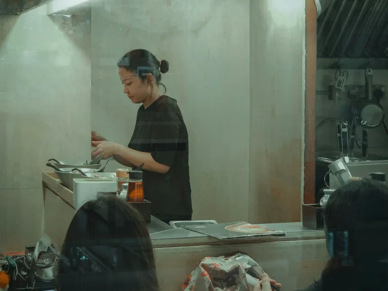 Workers share distress over being left alone during busy retail and F&B shifts